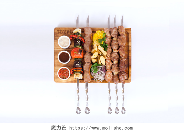 在白色背景上的烧烤串在板上的什锦烤肉串白色背景、 食品、 烧烤